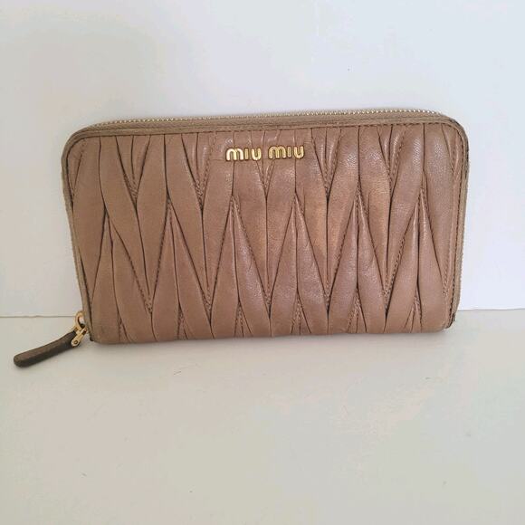 Miu Miu Wallet Matelasse Beige Large Accordion Card Holder Logo Leather Zip - Picture 1 of 10